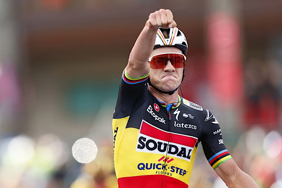Der Belgier Remco Evenepoel von Soudal Quick-Step jubelt nach seinem Etappensieg.  