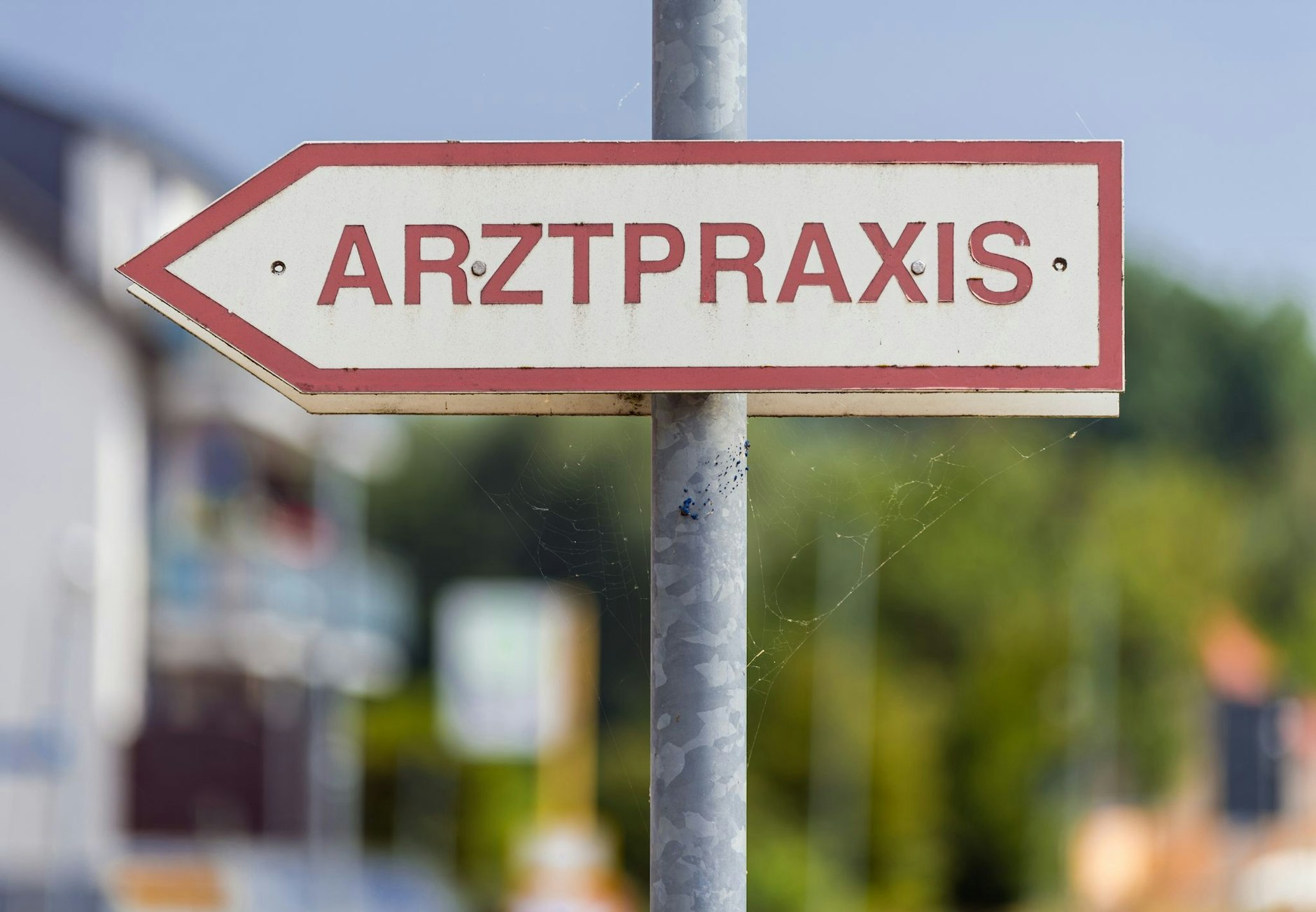 ARCHIV - Ein Schild «Arztpraxis» steht an der Straße. /Symbolbild