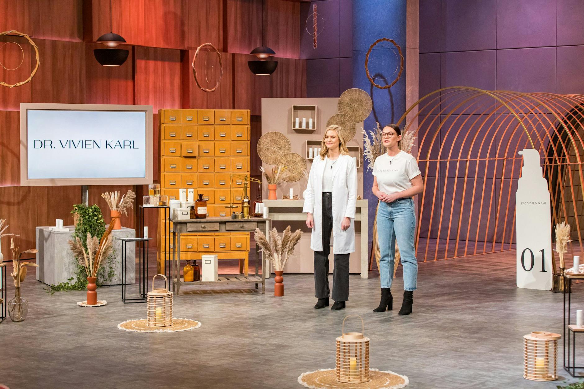 Die Gründerinnen von Dr. Vivien Karl präsentieren ein Pflegeprodukt gegen Intimtrockenheit.