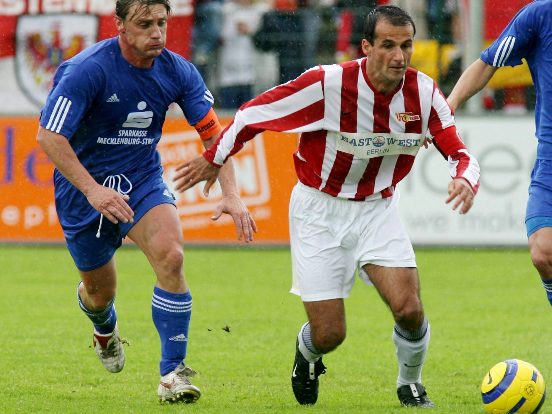 Lange ist es her: Am 28. Mai 2006 lässt Unions Daniel Teixeira im Oberliga-Spiel den Neustrelitzer Lars Karnatz (l.) stehen.
