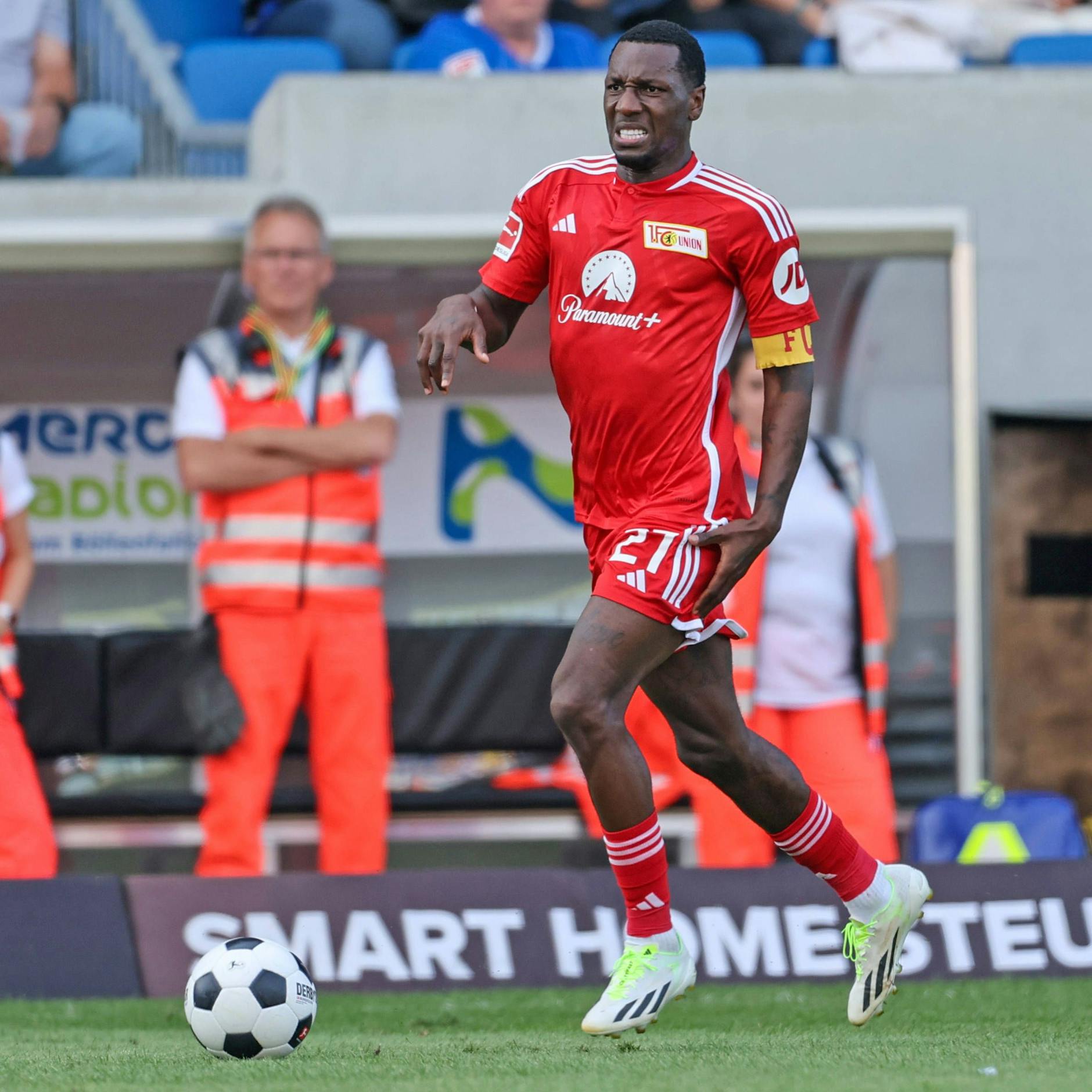 Autsch! Sheraldo Becker greift sich in Darmstadt an den Oberschenkel, muss kurz darauf ausgewechselt werden.