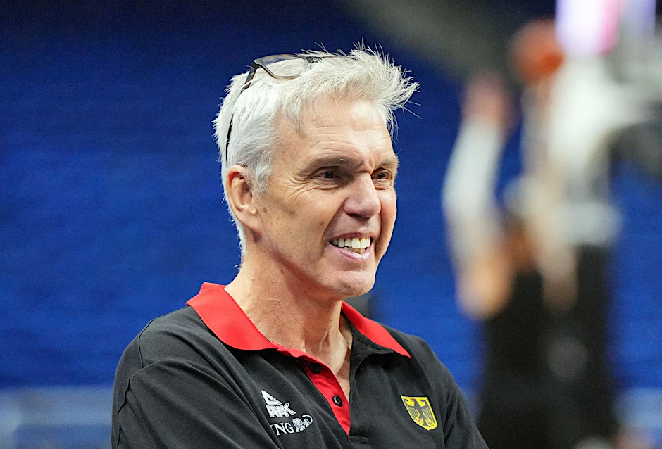 Deutschlands Trainer Gordon Herbert lacht während des Trainings.  