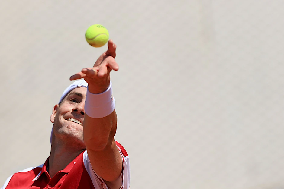 ARCHIV - Der US-Amerikaner John Isner wird nach den US Open seine Tenniskarriere beenden.  