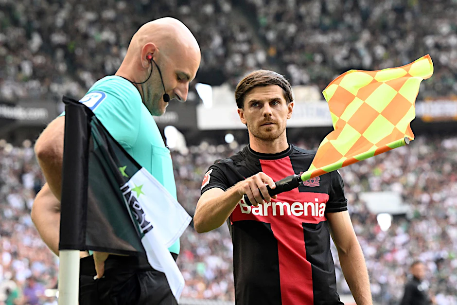 Wurde bei seiner Verabschiedung in Gladbach mit Pfiffen bedacht: Jonas Hofmann (r).  