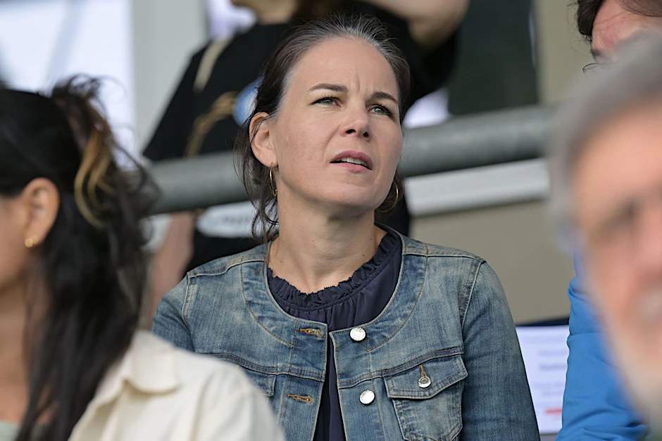 Annalena Baerbock, Außenministerin, beim Fußballspiel von Turbine Potsdam gegen Carl Zeiss Jena an.  
