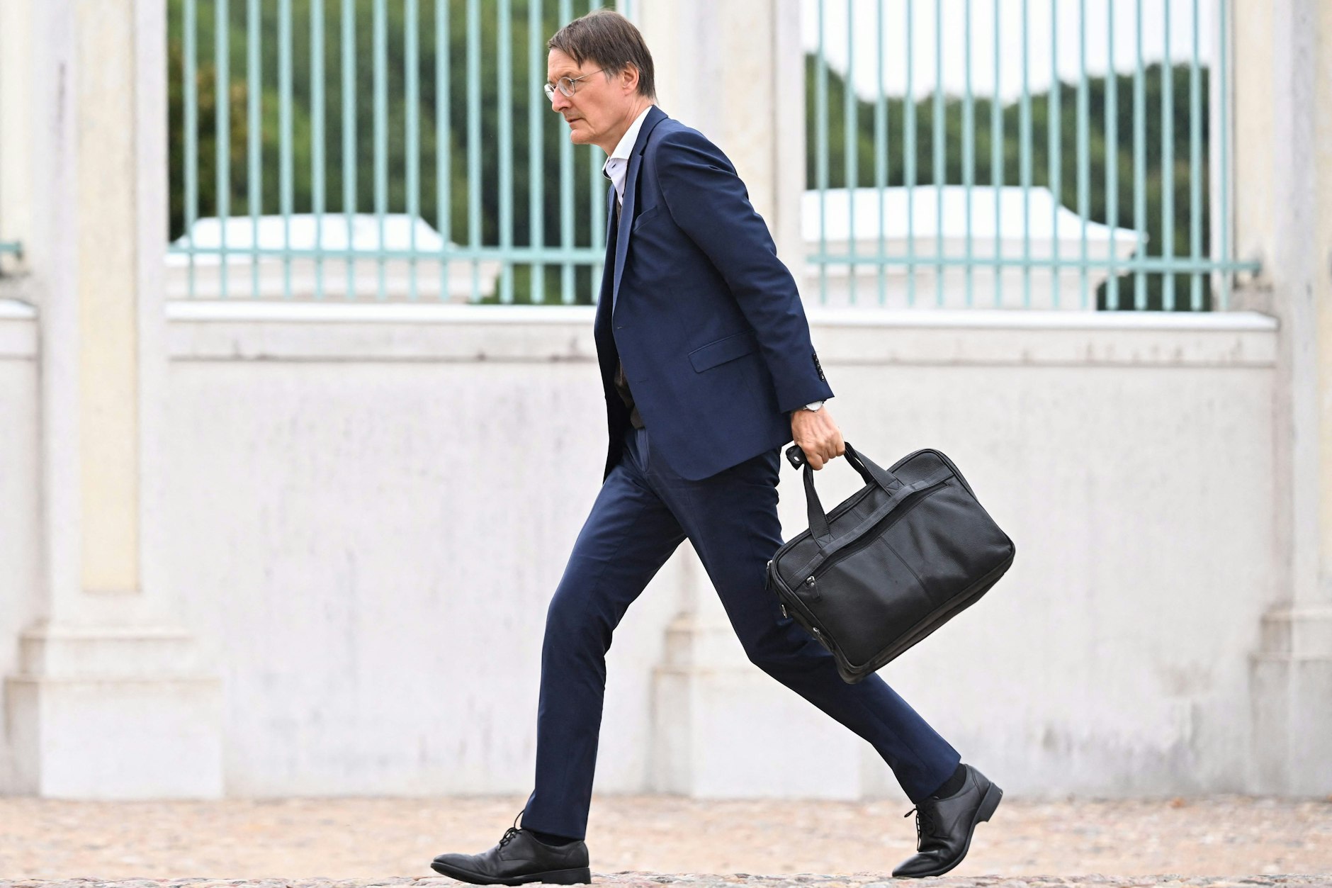 Karl Lauterbach trägt eine Aktentasche. Befindet sich darin der Koalitionsvertrag, gar sein Horoskop?