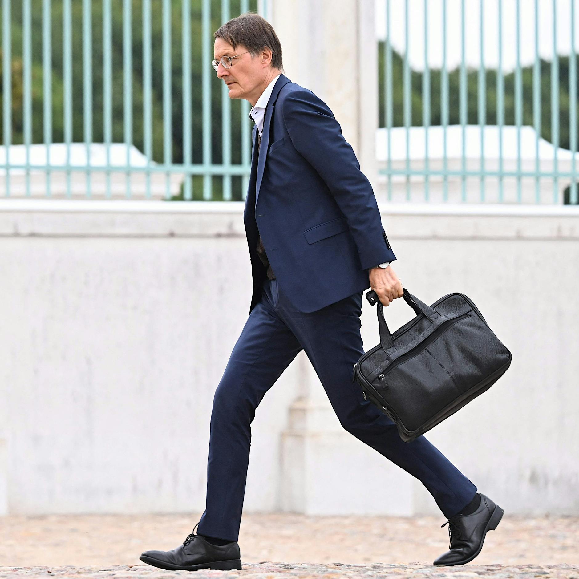 Corona-Killervarianten: Was hat Karl Lauterbach damit zu tun, dass ich jetzt Horoskope lese?