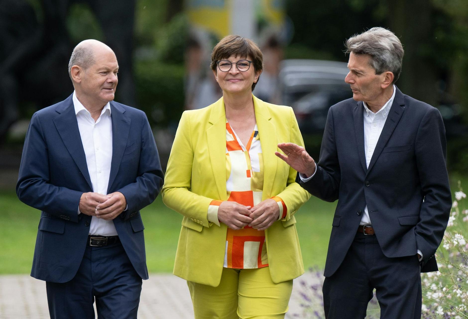 Bundeskanzler Olaf Scholz, SPD-Chefin Saskia Esken und SPD-Fraktionschef Rolf Mützenich (r) bei der Klausurtagung in Wiesbaden.