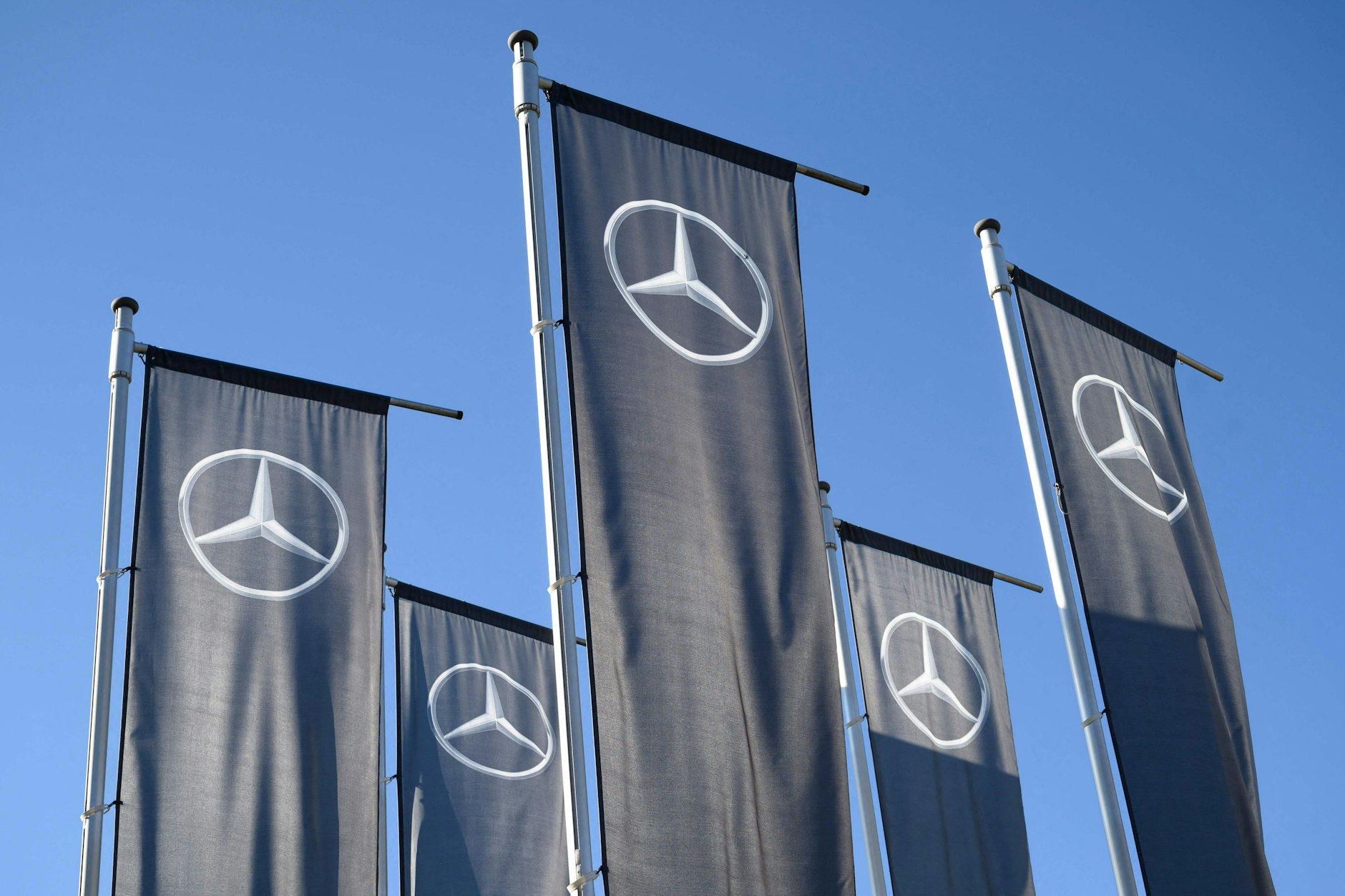 Der Auto-Hersteller Mercedes-Benz hat drei Modell wegen eines technischen Defekts zurückgerufen.&nbsp;