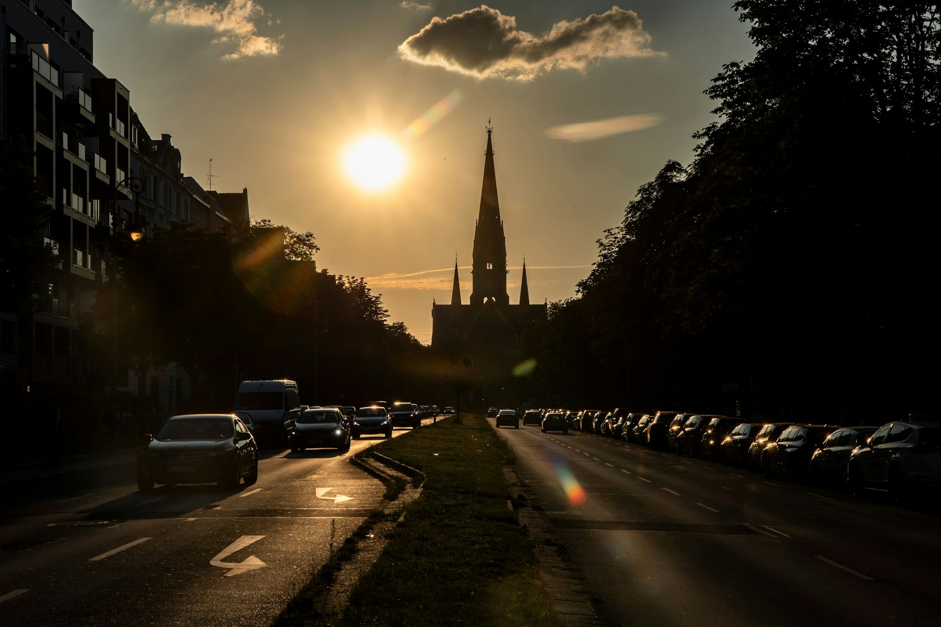 Die Silhouette der Kirche am Südstern in Berlin an einem Augustabend