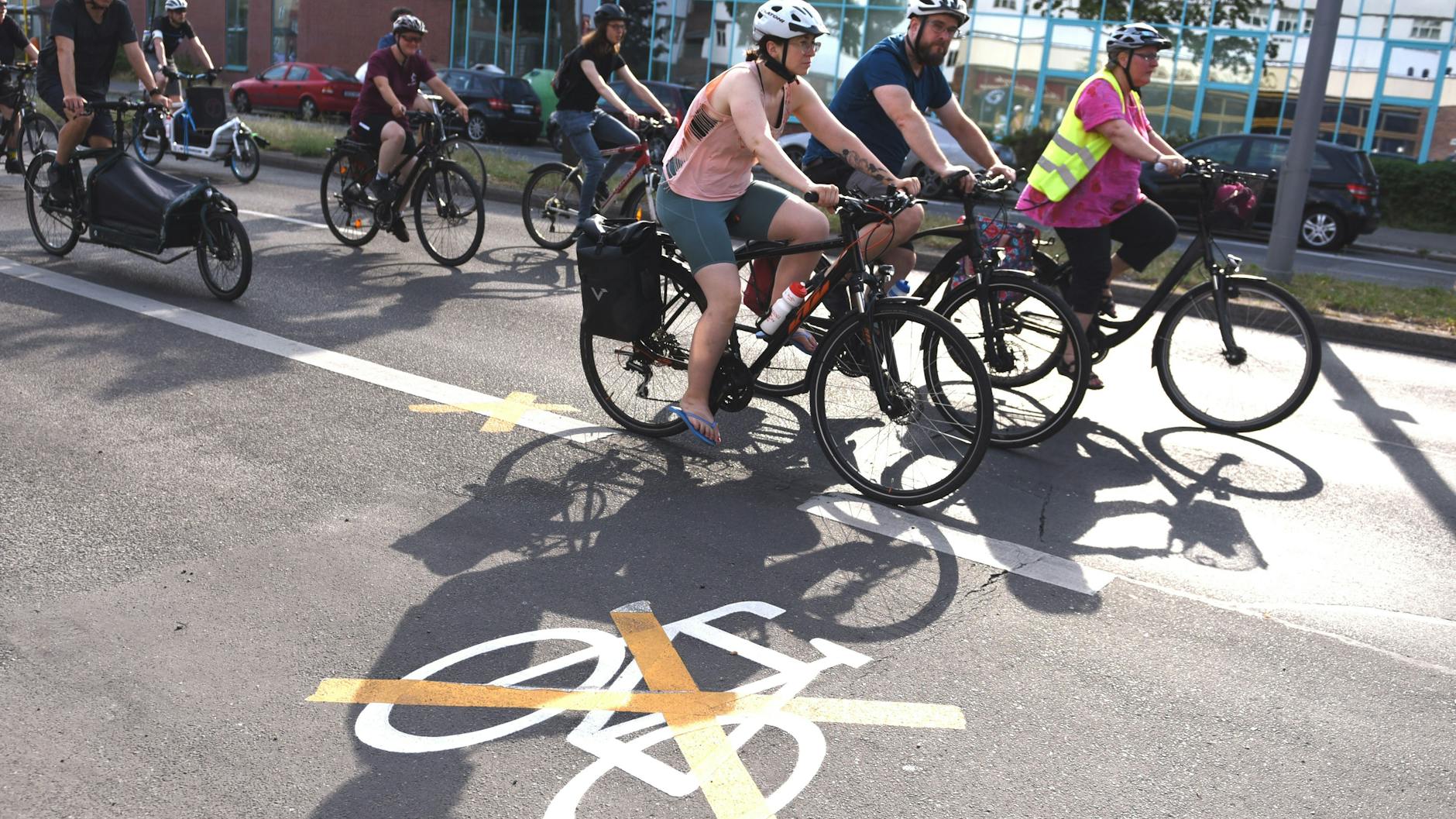 Der Radweg Ollenhauerstraße wurde vor Wochen freigegeben, ist aber immer noch gesperrt.