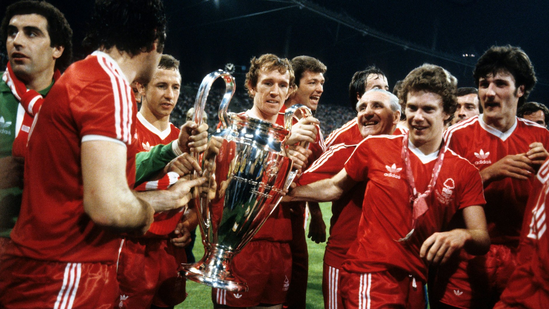 Nottingham Forest gewinnt 1979 den Europapokal der Landesmeister; v.l.: Torwart Peter Shilton, Larry Lloyd, John McGovern, Ian Bowyer, David Needham, ein Betreuer, Tony Woodcock und Garry Birtles jubeln mit der Trophäe.