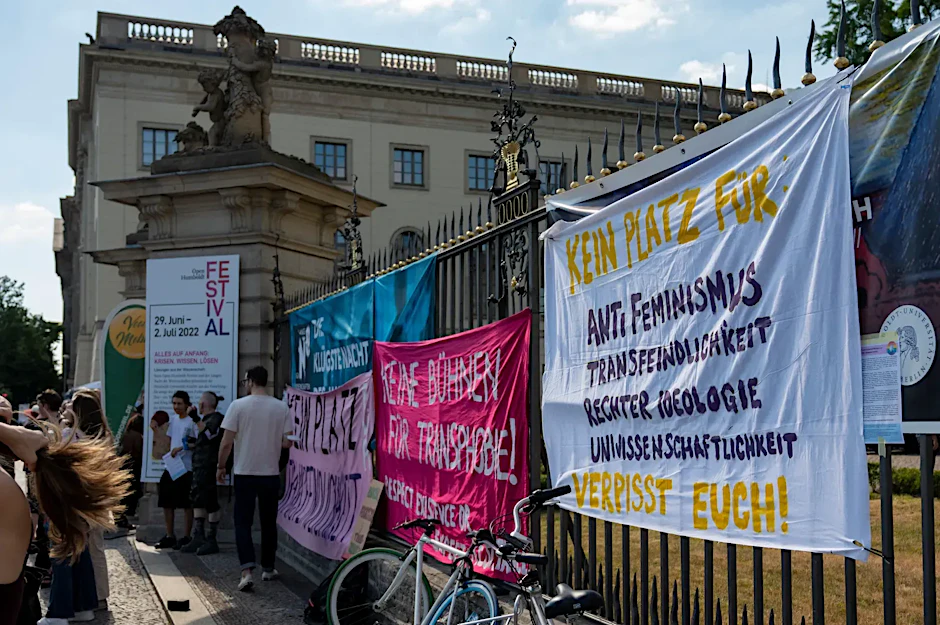 2022 protestierten Gender-Aktivisten gegen den öffentlichen Vortrag einer Biologie-Doktorandin über Gender und Geschlecht, der unter anderem als „rechte Ideologie“ gebrandmarkt wurde.