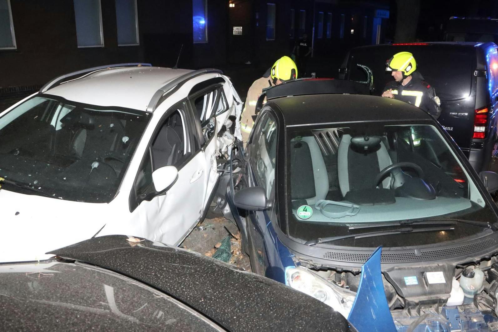 Nach dem Unfall auf dem Tempelhofer Damm ist das Schadensbild enorm.