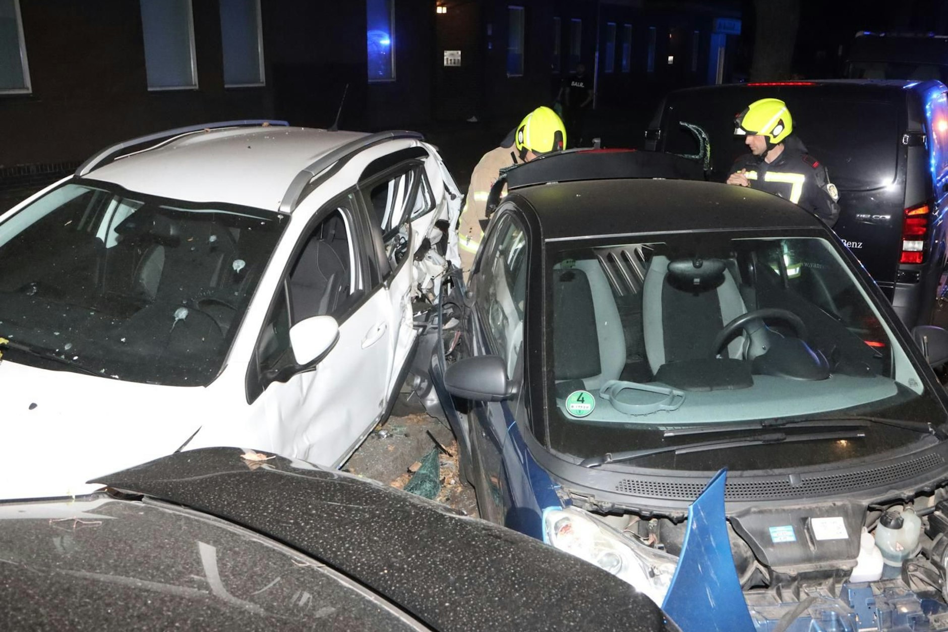 Nach dem Unfall auf dem Tempelhofer Damm ist das Schadensbild enorm.