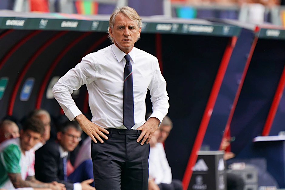 ARCHIV - Italiens Ex-Nationalcoach Roberto Mancini streitet sich nach seinem Aus mit Verbandschef Gravina.  s/dpa