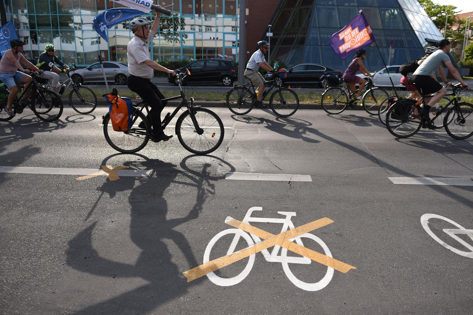 Im Juli wurde für die Freigabe des Radweges in der Ollenhauerstraße demonstriert.