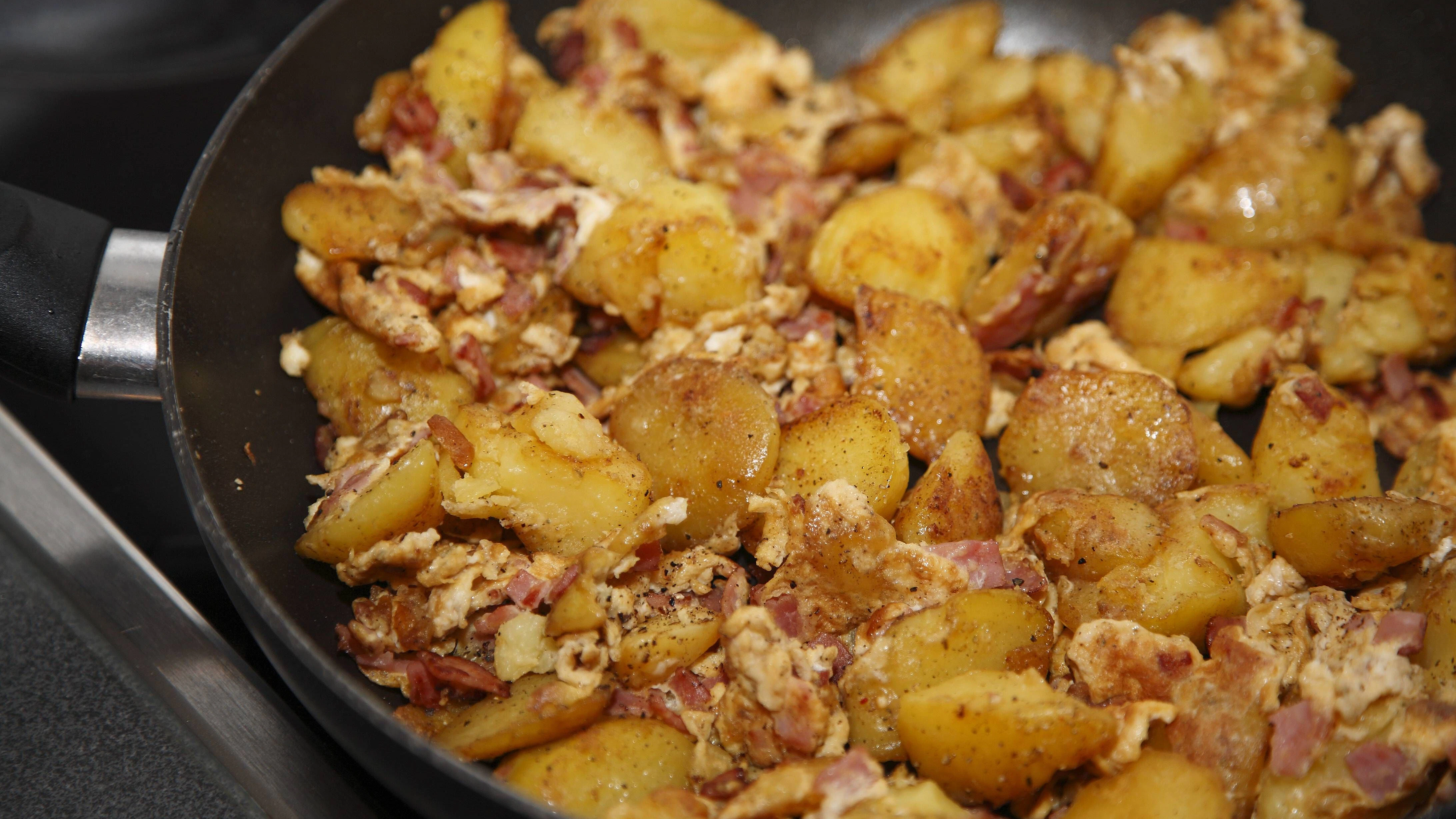 Einfaches Rezept aus der DDR: Wenn das Ei gestockt ist, darf das Hoppel Poppel umgerührt werden - und ist fast fertig.