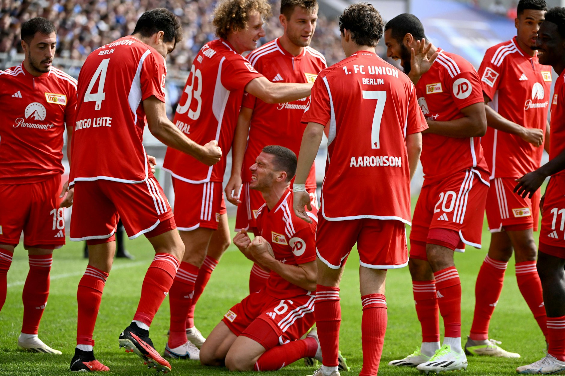Zugang Robin Gosens jubelt auf dem Rasen im Kreis seiner Teamkameraden vom 1. FC Union.