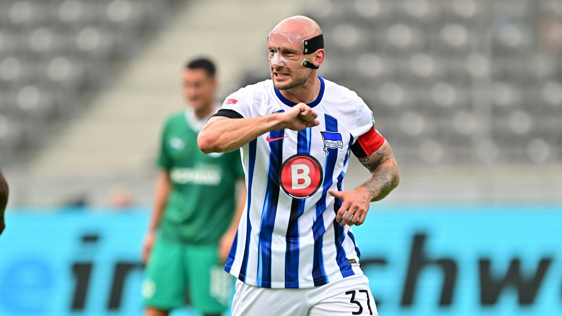 Herthas Kapitän Toni Leistner, nach Nasenbeinbruch mit Maske auf dem Platz, treibt seine Mitspieler gegen Fürth an.