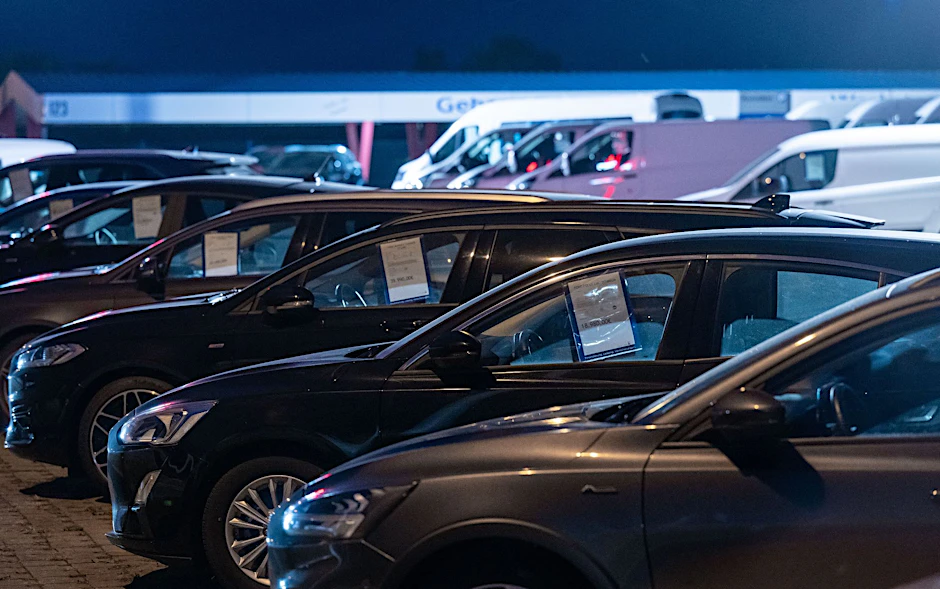 ARCHIV - Kraftfahrzeuge stehen auf dem Gelände eines Autohauses.  