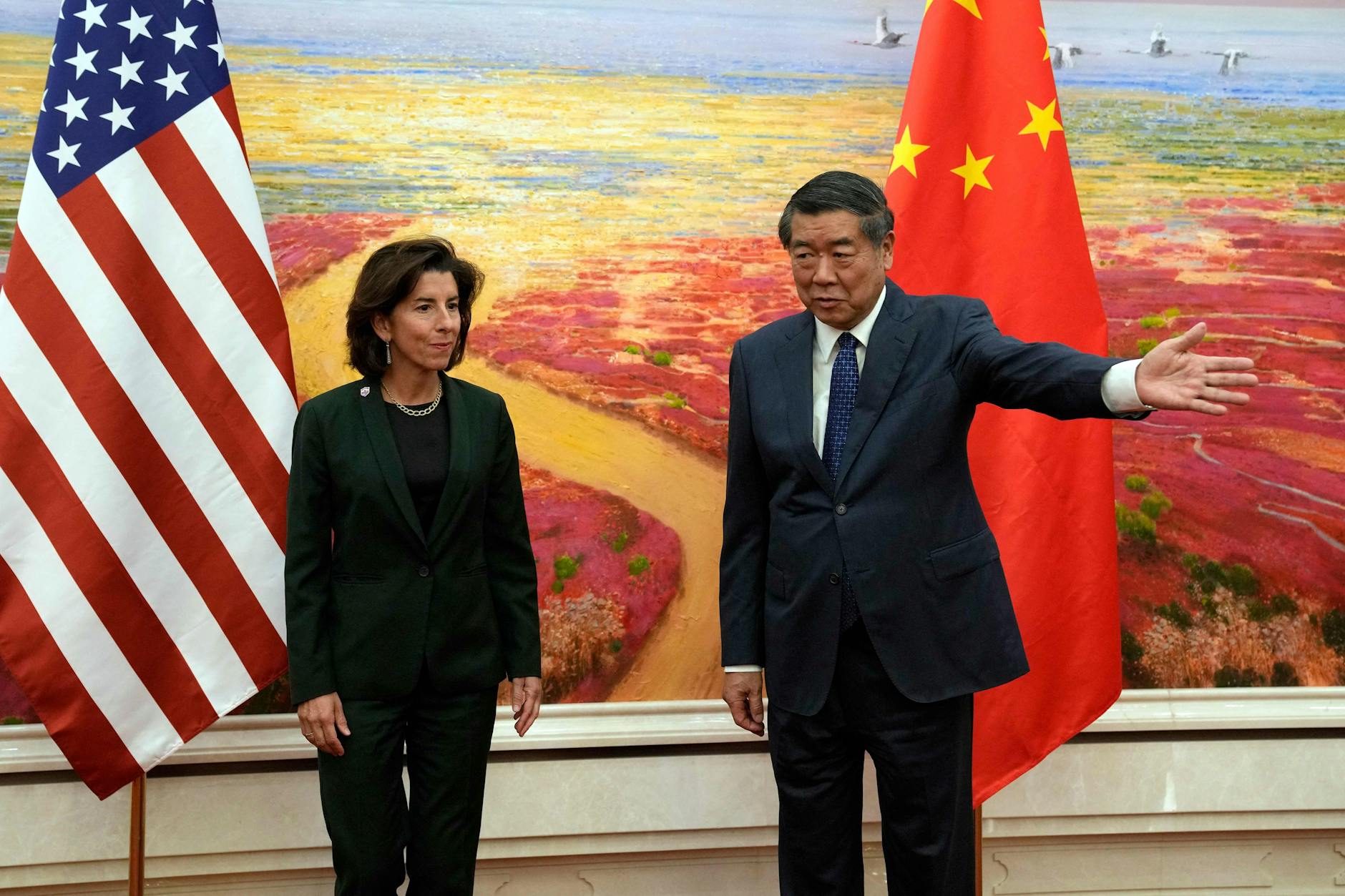 Die amerikanische Handelsministerin Gina Raimondo (links) am Dienstag in Peking mit Chinas Vize-Premier He Lifeng.