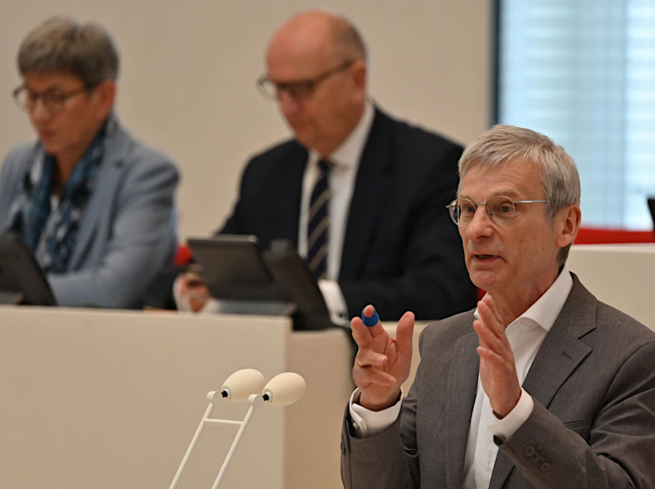 ARCHIV - AfD-Fraktionschef Hans-Christoph Berndt spricht im Landtag von Brandenburg.  