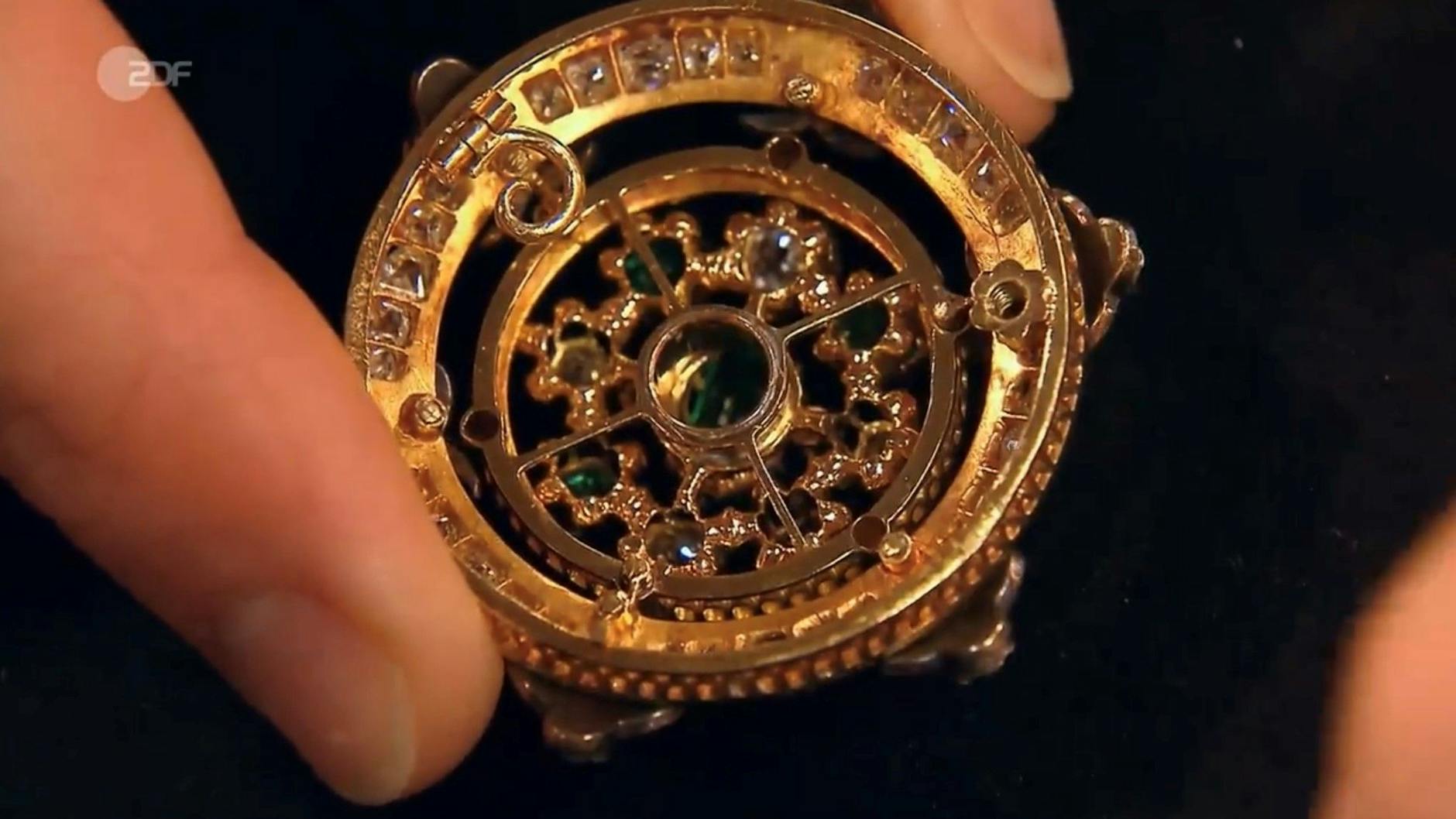 Die Brosche bei „Bares für Rares“ hat leider keine Punzen, aber die Expertin testet das Gold auf einen 750er-Feingehalt.