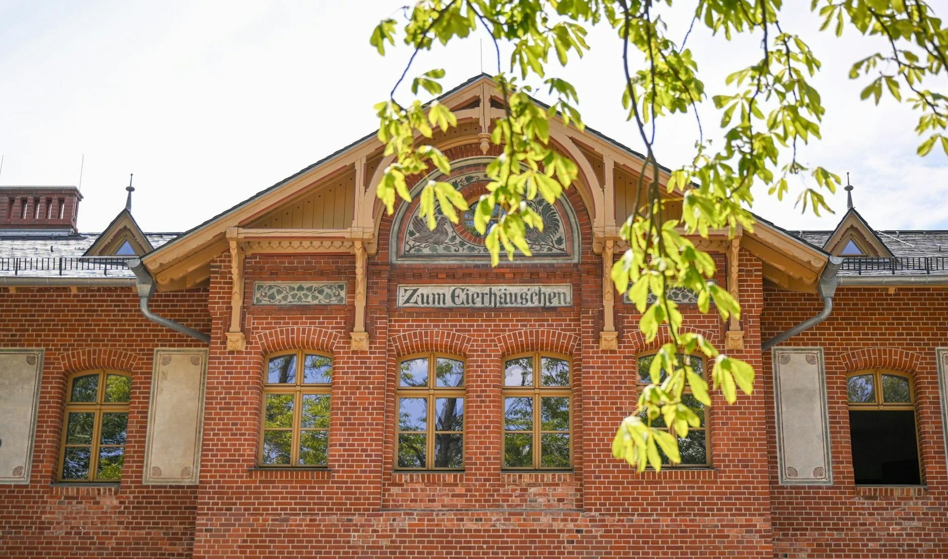 ARCHIV - Das neu restaurierte Eierhäuschen im Spreepark.