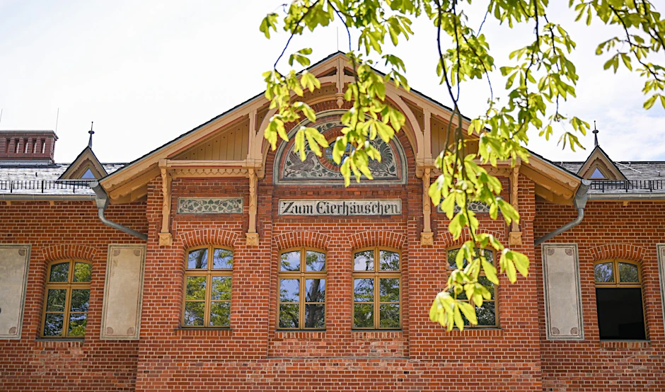 ARCHIV - Das neu restaurierte Eierhäuschen im Spreepark.  