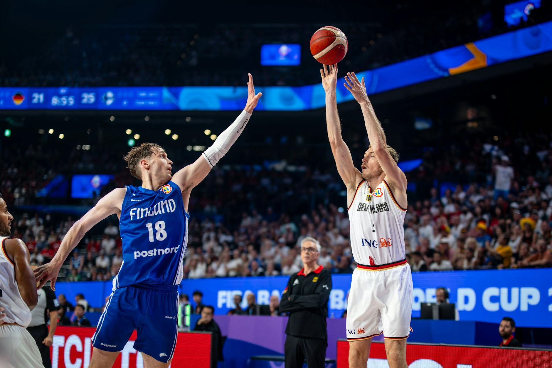 Gegen Finnland gab es für den früheren Alba-Spieler Niels Giffey (r.) mehr Einsatzzeit bei der Basketball-Weltmeisterschaft.
