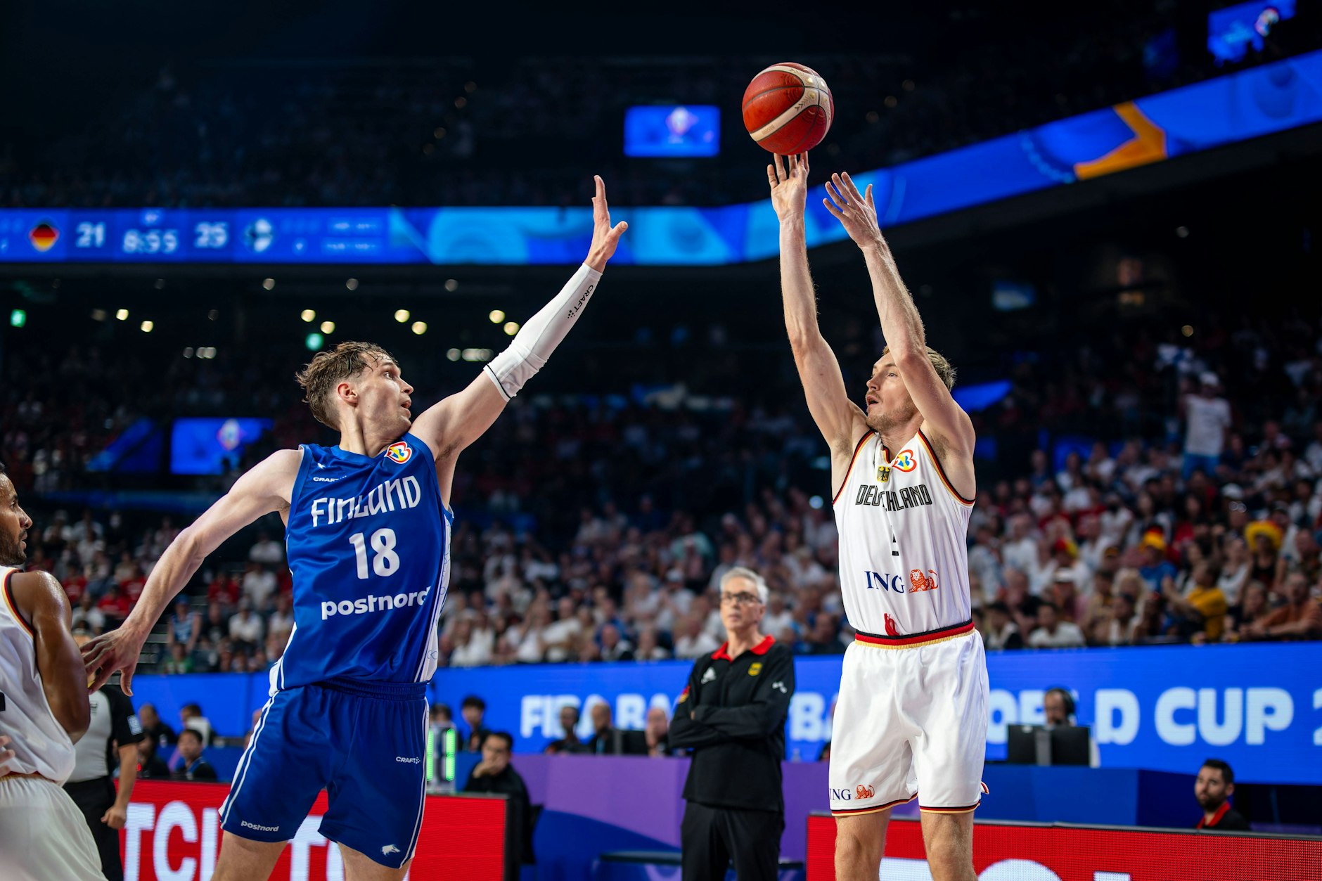 Gegen Finnland gab es für den früheren Alba-Spieler Niels Giffey (r.) mehr Einsatzzeit bei der Basketball-Weltmeisterschaft.