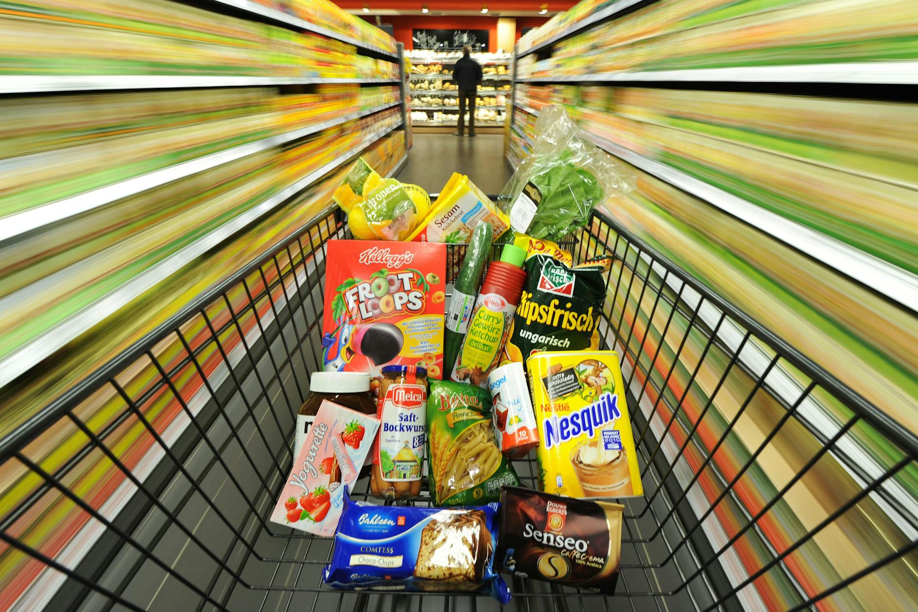 Gleicher Preis, weniger Inhalt: Ein Einkaufswagen mit Lebensmitteln in einem Supermarkt.