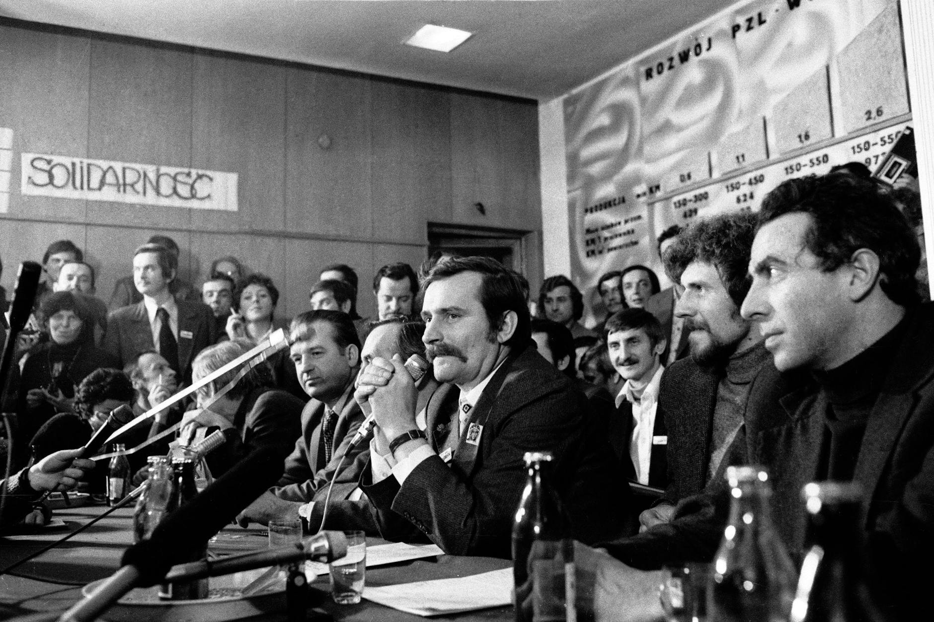 Der Führer der Solidarnosc-Bewegung Lech Walesa (Mitte) mit Karol Modzelewski, Bogdan Lis und Marian Jurczyk bei einer Pressekonferenz in der Maschinenfabrik Nowotko in Warschau 1980