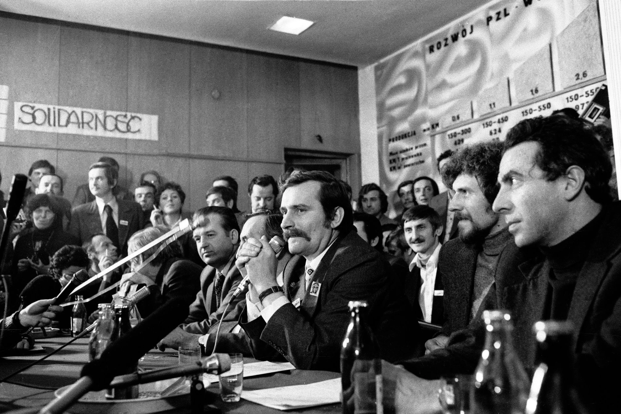 Der Führer der Solidarnosc-Bewegung Lech Walesa (Mitte) mit Karol Modzelewski, Bogdan Lis und Marian Jurczyk bei einer Pressekonferenz in der Maschinenfabrik Nowotko in Warschau 1980