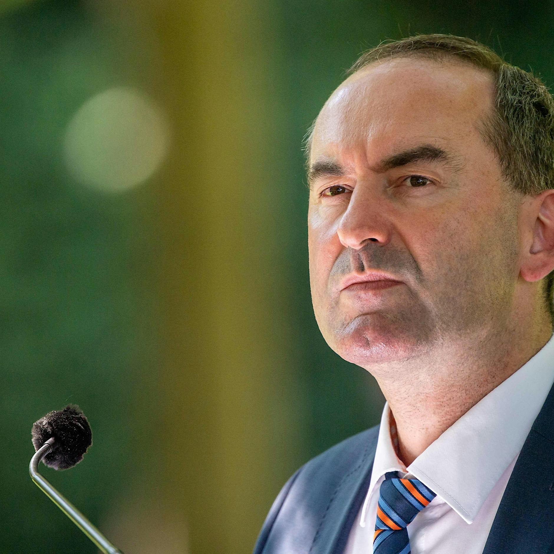 Zeigte Hubert Aiwanger den Hitlergruß oder erinnert sich ein Mitschüler falsch?