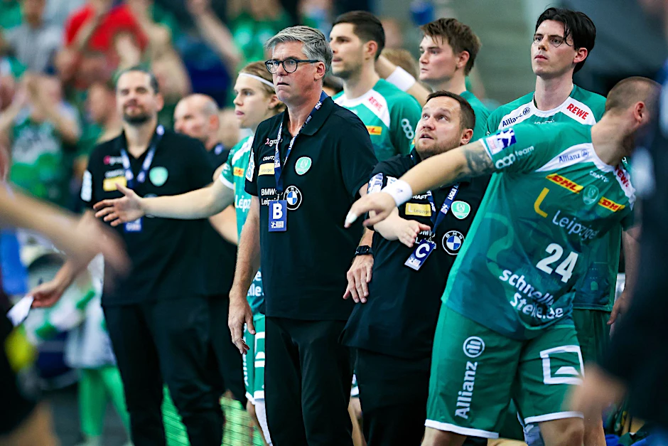 Füchse Berlin in der Arena Leipzig. Leipzigs Cheftrainer Runar Sigtryggsson (M) und seine Mannschaft verfolgen das Spiel.  