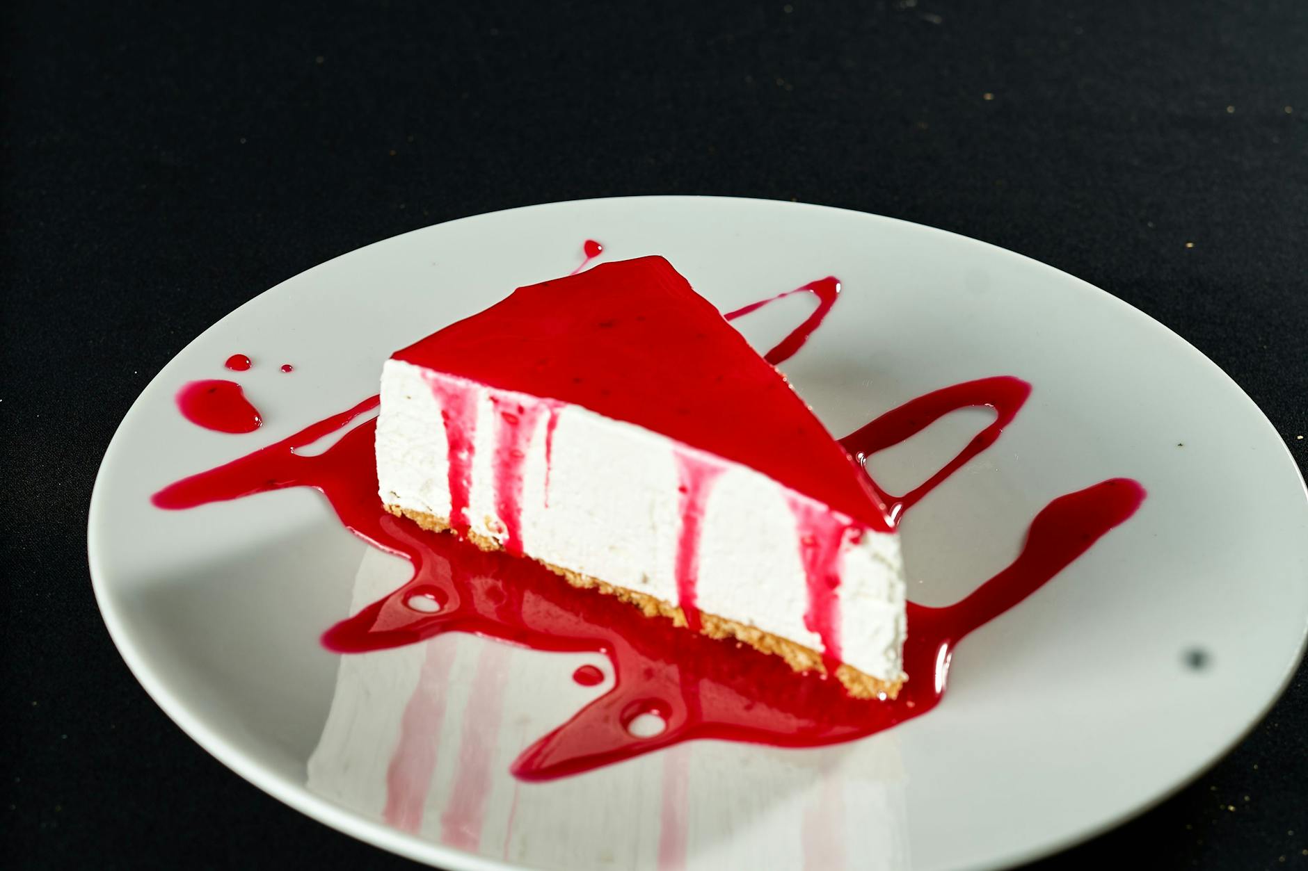 Sie können den Cheesecake gerne mit ein wenig Erdbeer-Püree servieren.