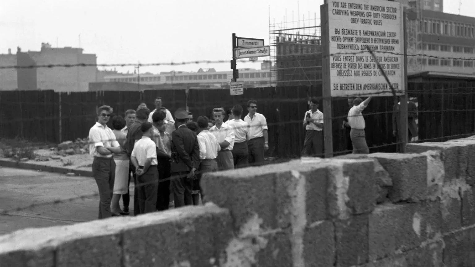 West-Berliner beobachten den Bau der Mauer im Herbst 1961, aufgenommen an der Ecke Jerusalemer Straße/Zimmerstraße.