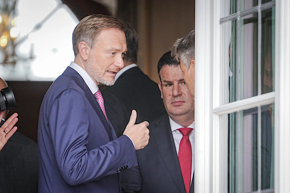 Finanzminister Christian Lindner zusammen mit Arbeitsminister Hubertus Heil und Wirtschaftsminister Robert Habeck&nbsp;&nbsp;