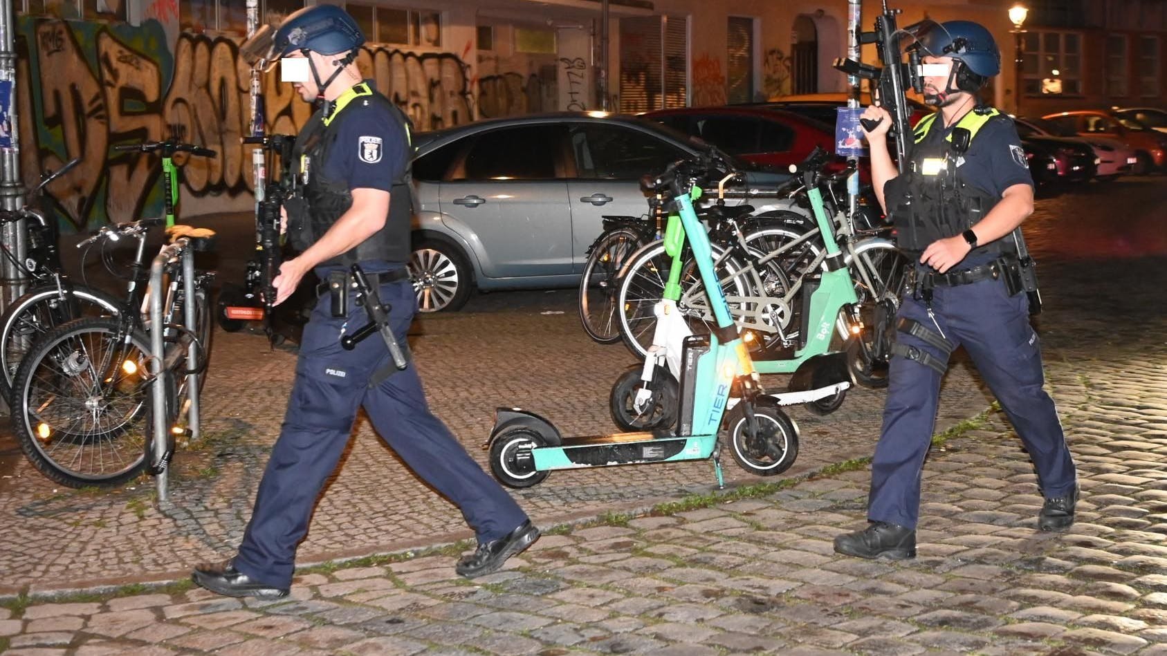 Polizisten sichern den Tatort nach einem Schuss-Angriff in Neukölln.