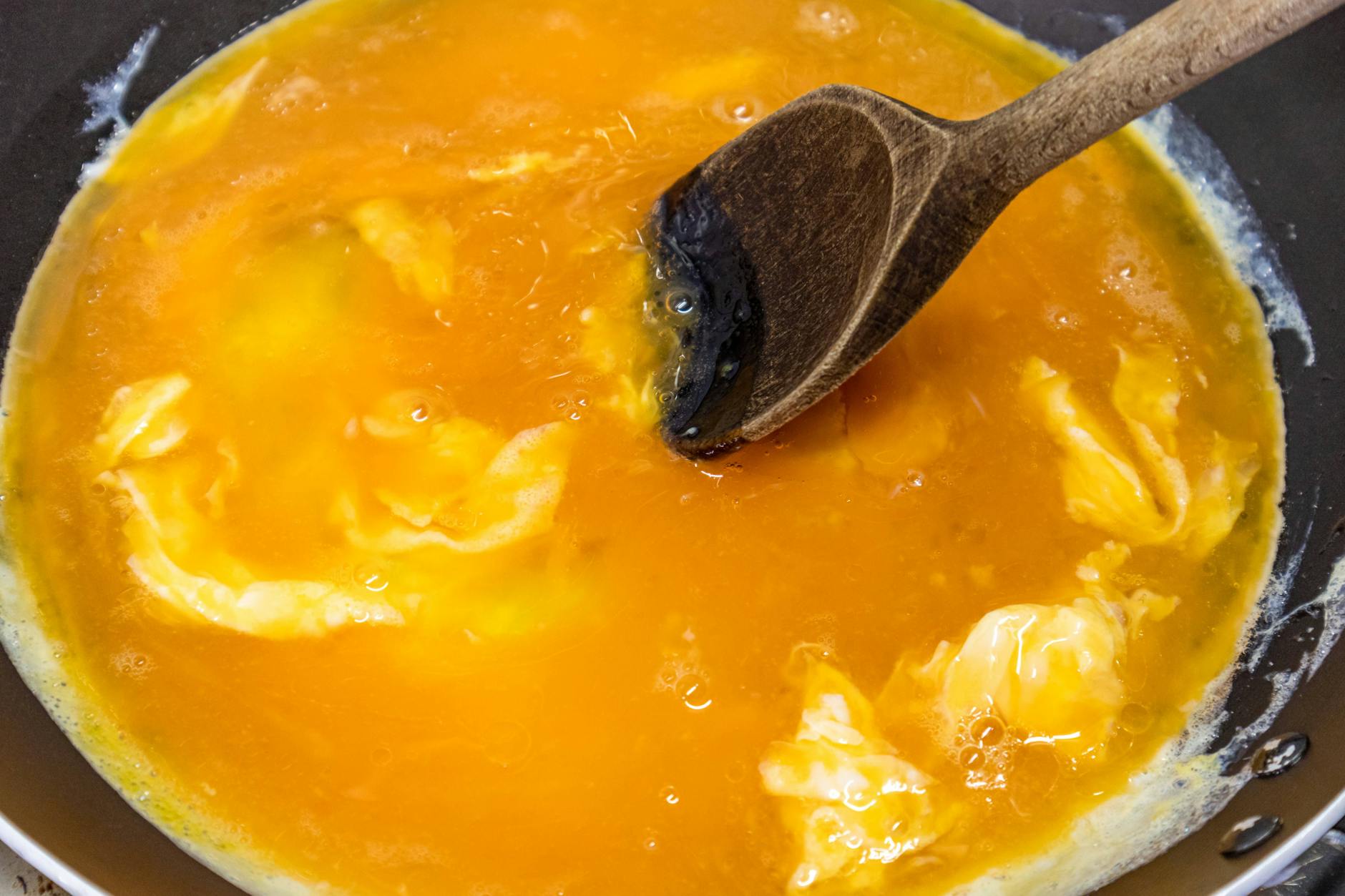 Das größte Geheimnis des perfekten Rühreis heißt - rühren!