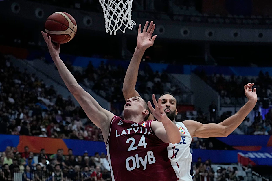Frankreichs Basketballer um Rudy Gobert (r) haben bei der Weltmeisterschaft enttäuscht.  