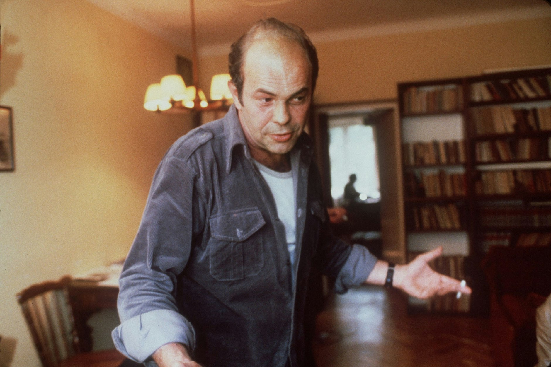 Jacek Kuron spricht am 21. August 1980 in Warschau mit Journalisten