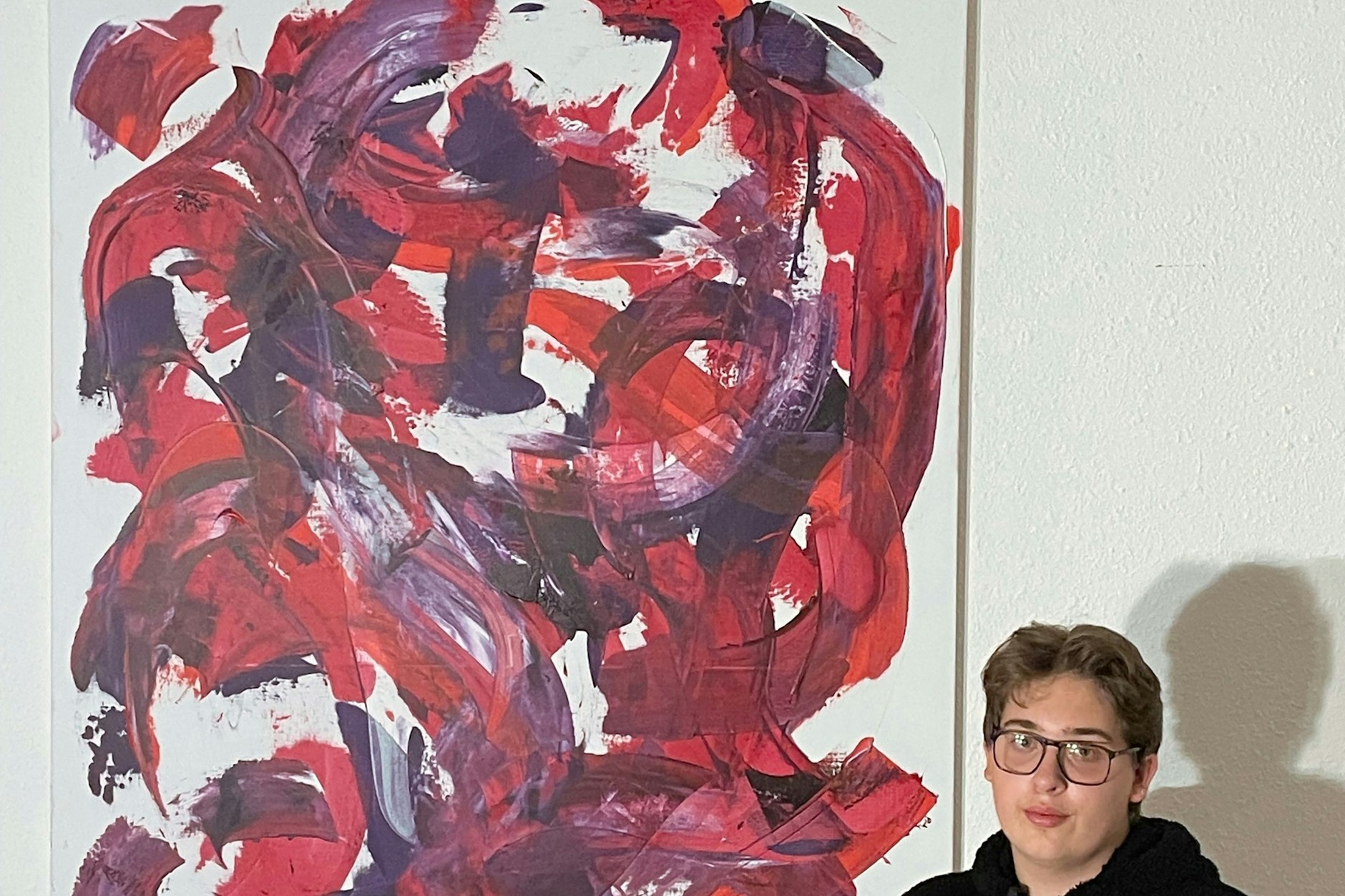 Der 15-Jährige Ilusch aus Frankfurt (Oder) vor dem Bild „Brüderliebe“