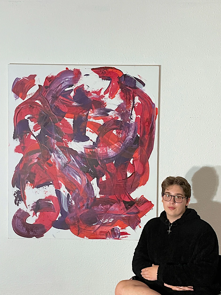 Der 15-Jährige Ilusch aus Frankfurt (Oder) vor dem Bild „Brüderliebe“