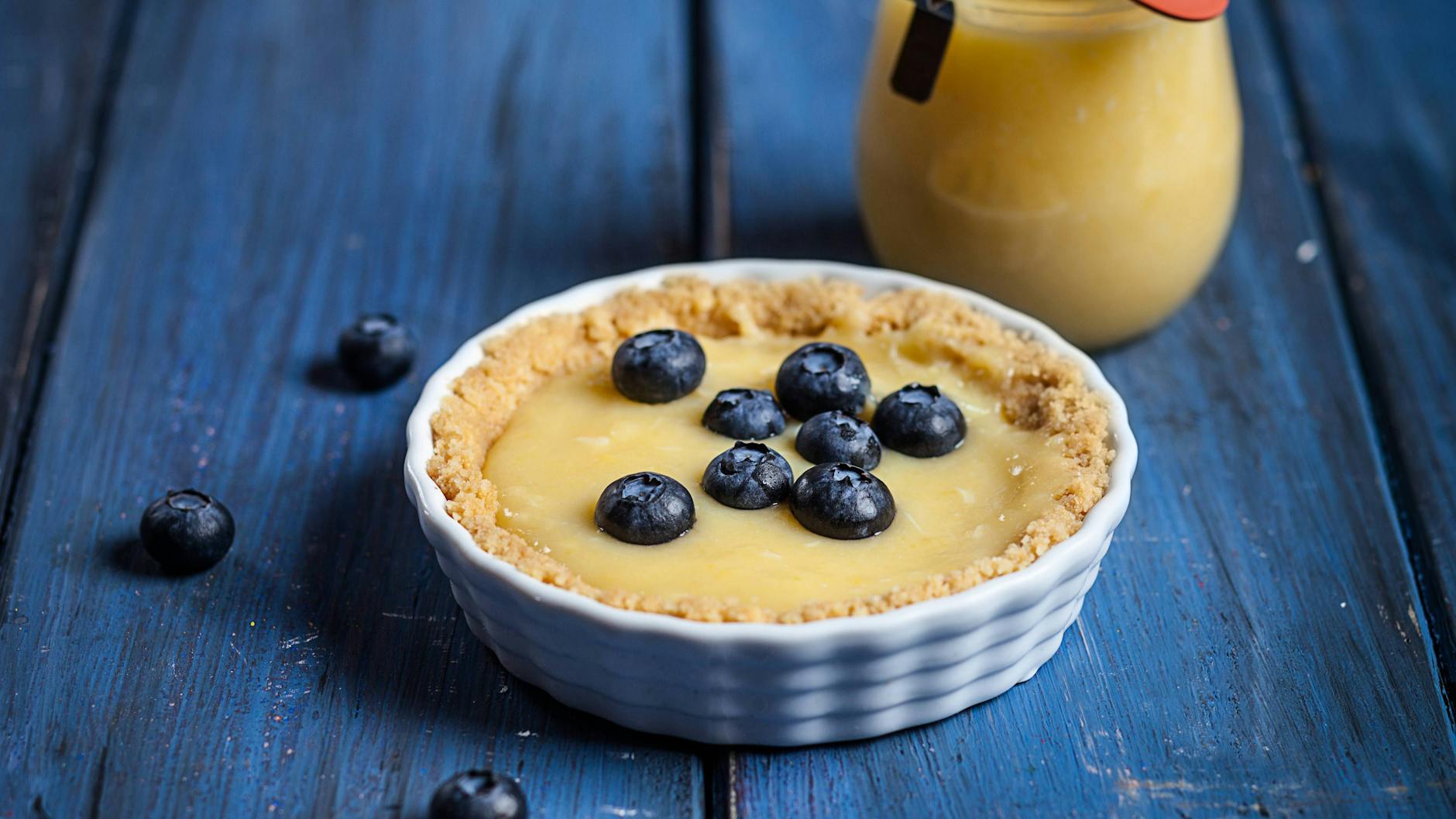 Wie bei „Das große Backen“ kann man den Lemon Pie zu Hause machen - zum Beispiel mit Beeren als Topping.