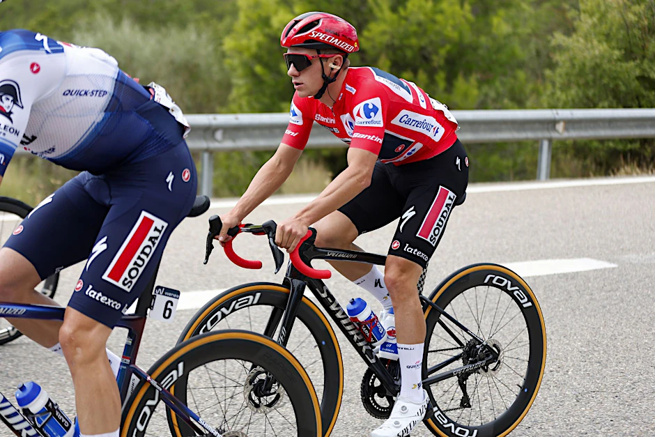 Remco Evenepoel bleibt bei der Vuelta im Roten Trikot.  
