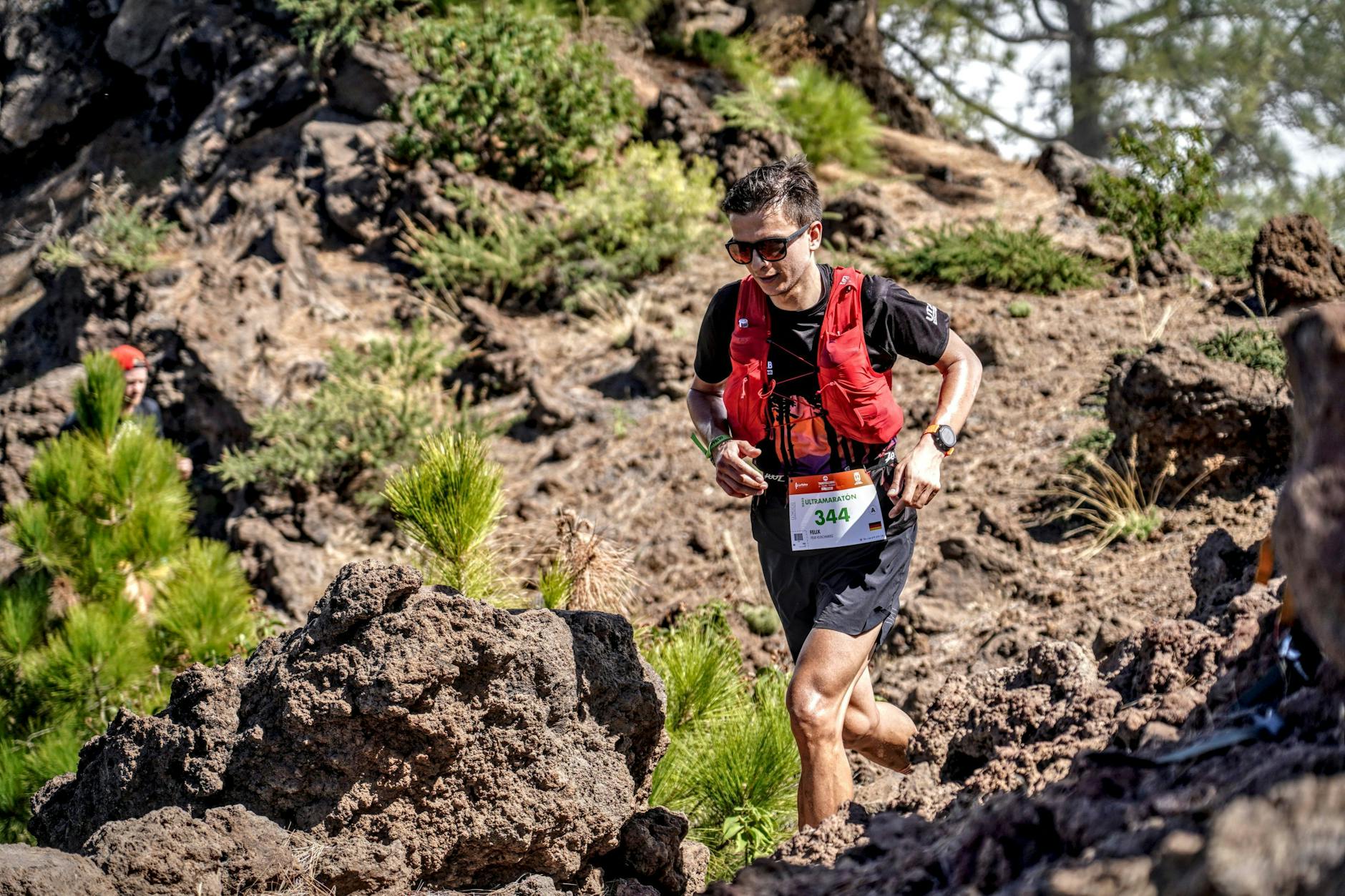 Felix Kuschmierz läuft über Stock und Stein, Berge hoch und runter – und das über lange Distanzen, wie zum Beispiel beim Transvulcania-Ultramarathon.
