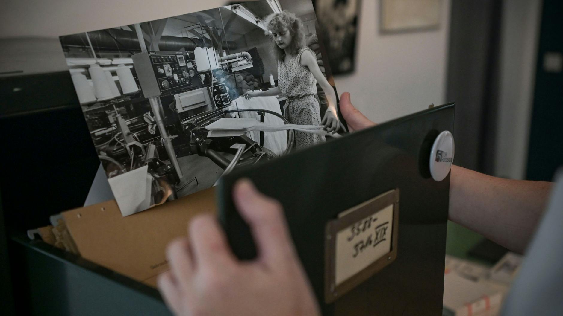 In den Archivkästen werden viele der Fotos in den Agenturräumen in der Pfarrstraße aufbewahrt, die den Alltag im Osten Berlins dokumentieren.